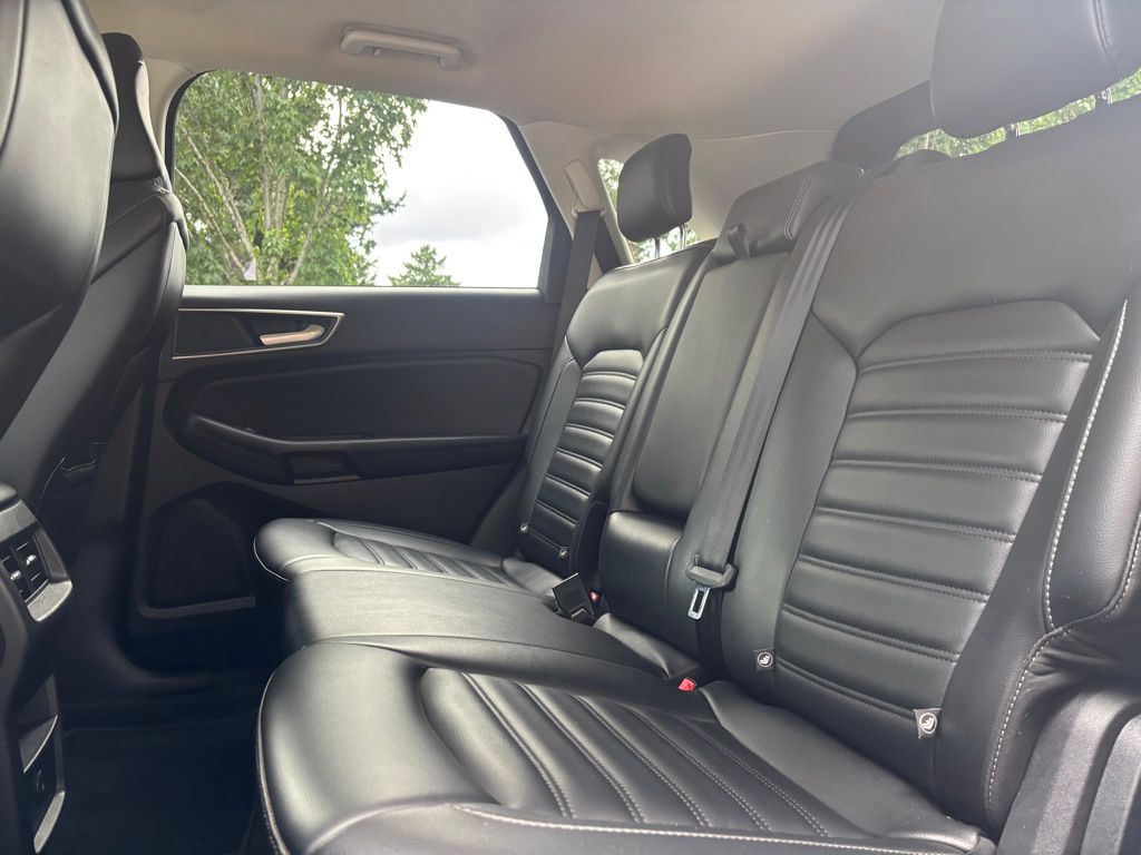 2022 Ford Edge SEL photo 25