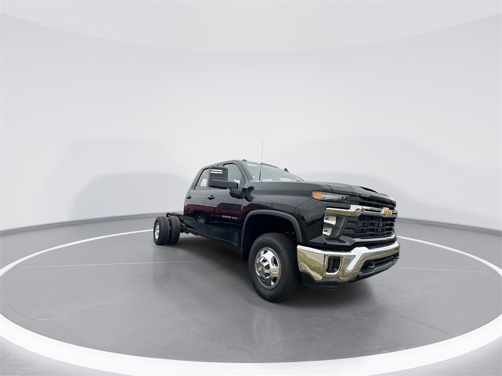 2025 Chevrolet Silverado 3500HD LT photo 2