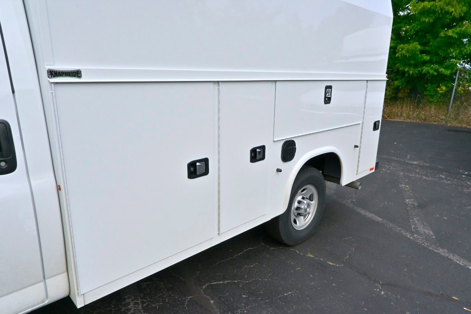 2025 Chevrolet Express 3500 Work Van Cutaway photo 3