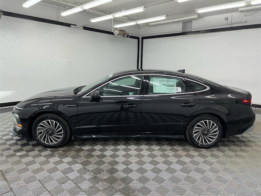 2025 Hyundai Sonata Hybrid SE photo 2