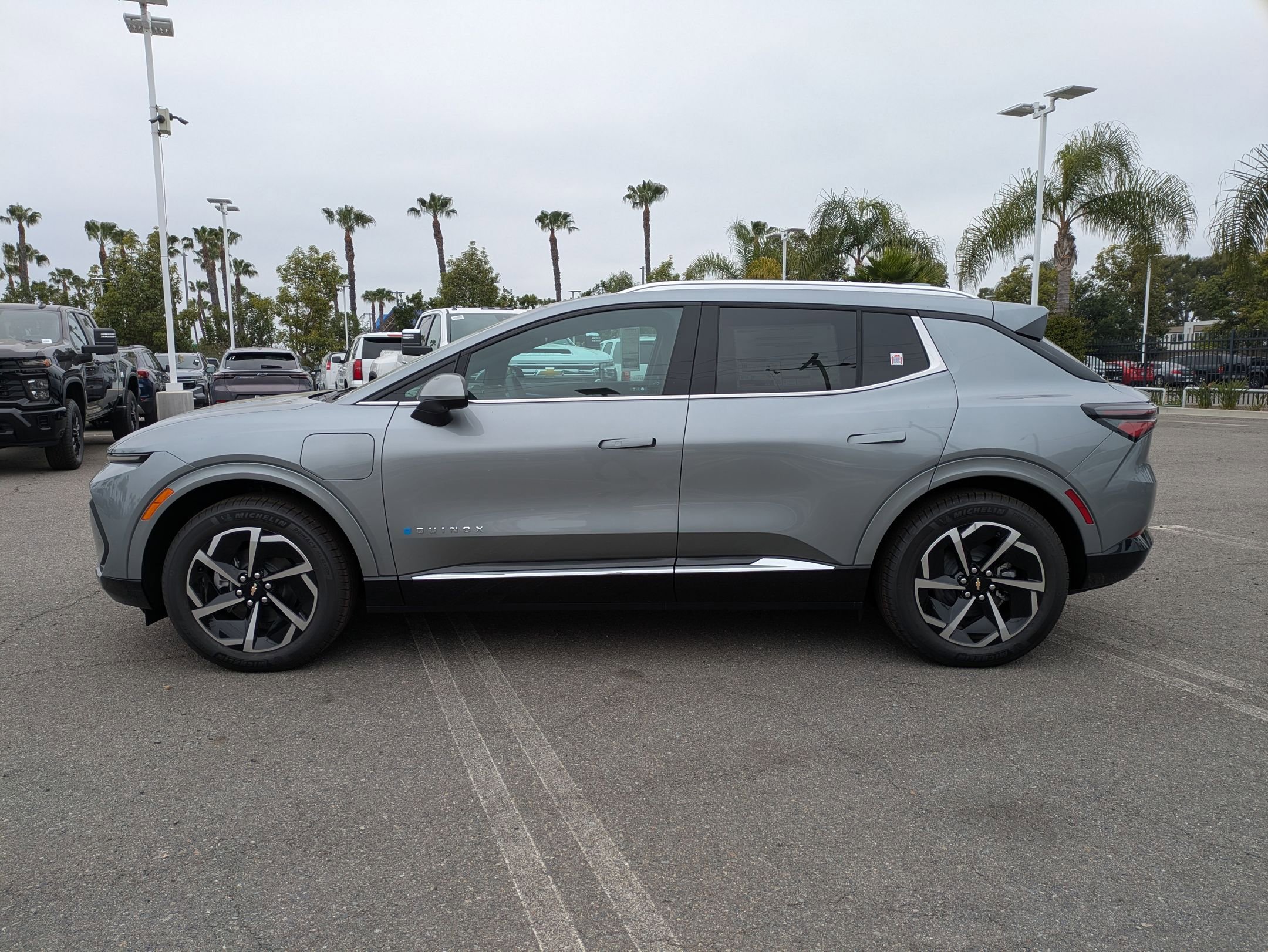 2025 Chevrolet Equinox EV 1LT photo 2