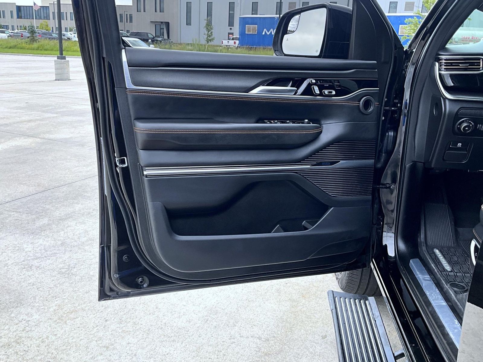 2023 Jeep Grand Wagoneer III Obsidian photo 10
