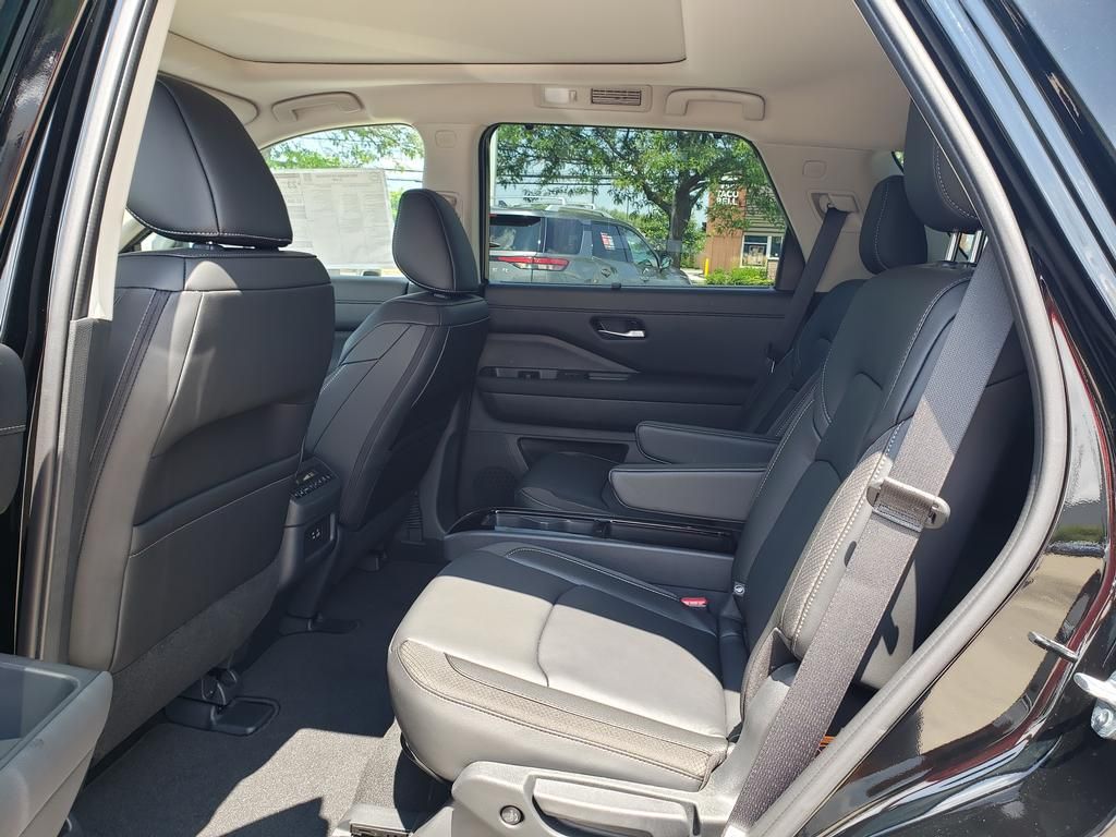 2025 Nissan Pathfinder SL photo 7