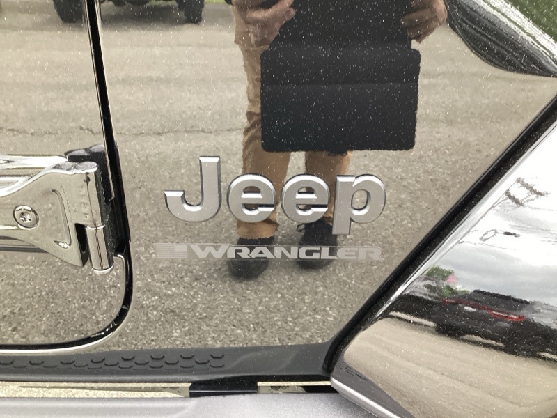 2025 Jeep Wrangler Sahara photo 2