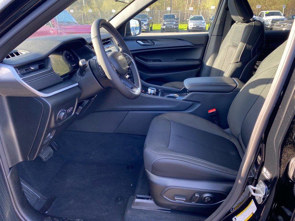 2025 Jeep Grand Cherokee Laredo photo 4