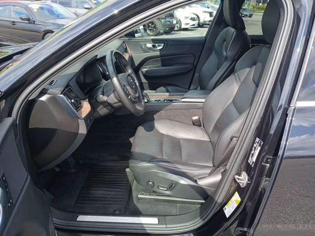 2022 Volvo XC60 B5 Momentum photo 9