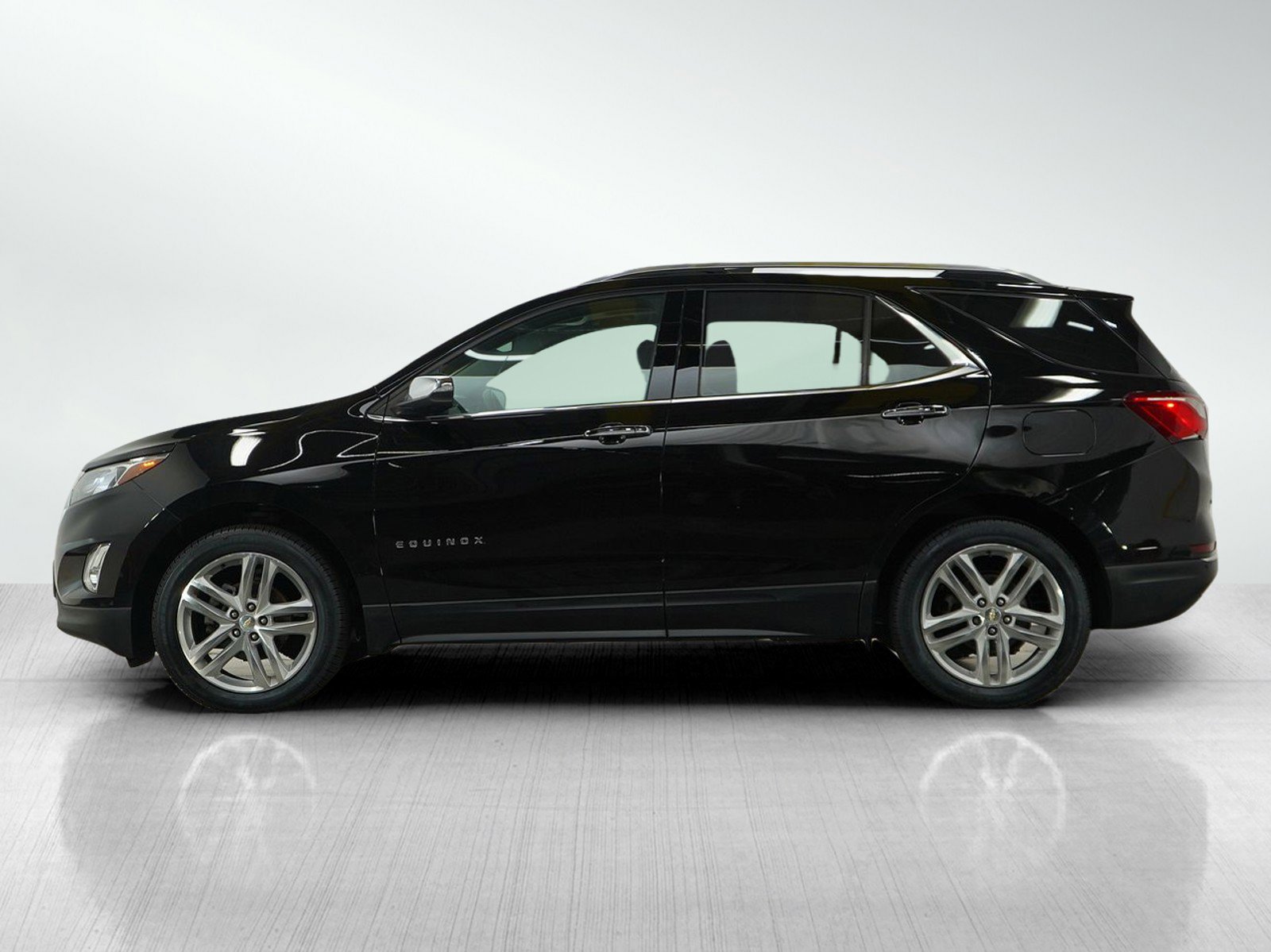 Used 2018 Chevrolet Equinox Premier with VIN 2GNAXVEV5J6101813 for sale in Bloomington, Minnesota