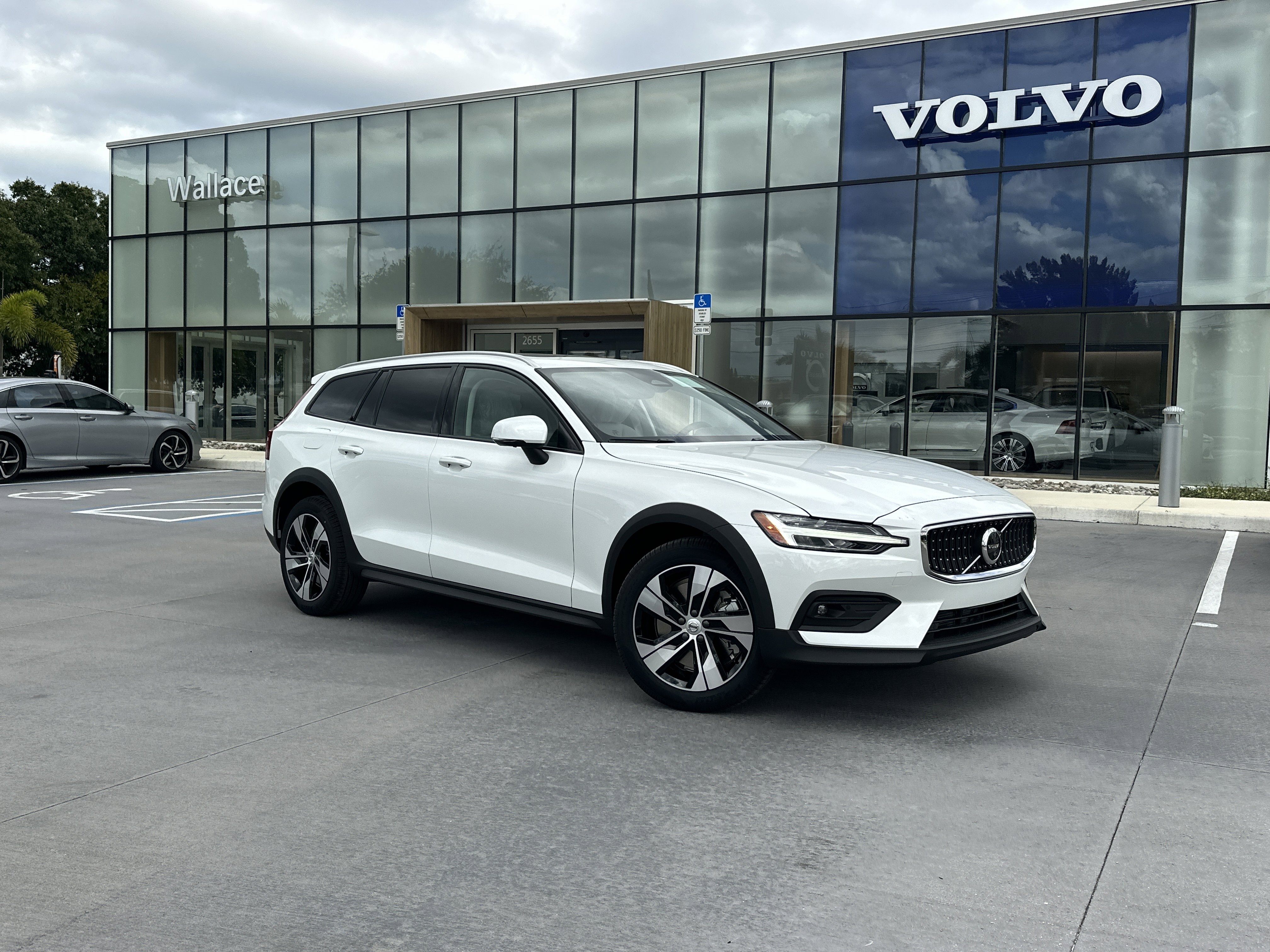 2026 Volvo V60 Cross Country Plus's photo