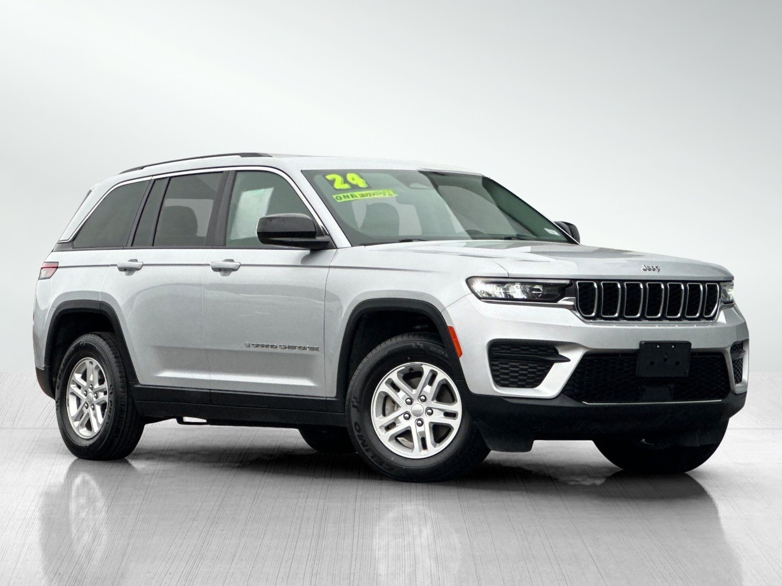 2024 Jeep Grand Cherokee Laredo photo 2