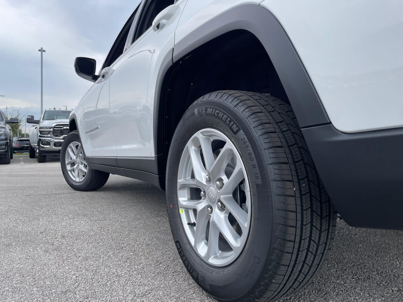 2025 Jeep Grand Cherokee Laredo photo 3