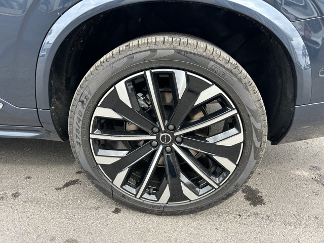 2025 Volvo XC90 T8 AWD photo 9