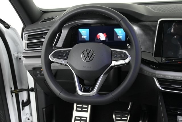 2025 Volkswagen Atlas Cross Sport SEL R-Line photo 3