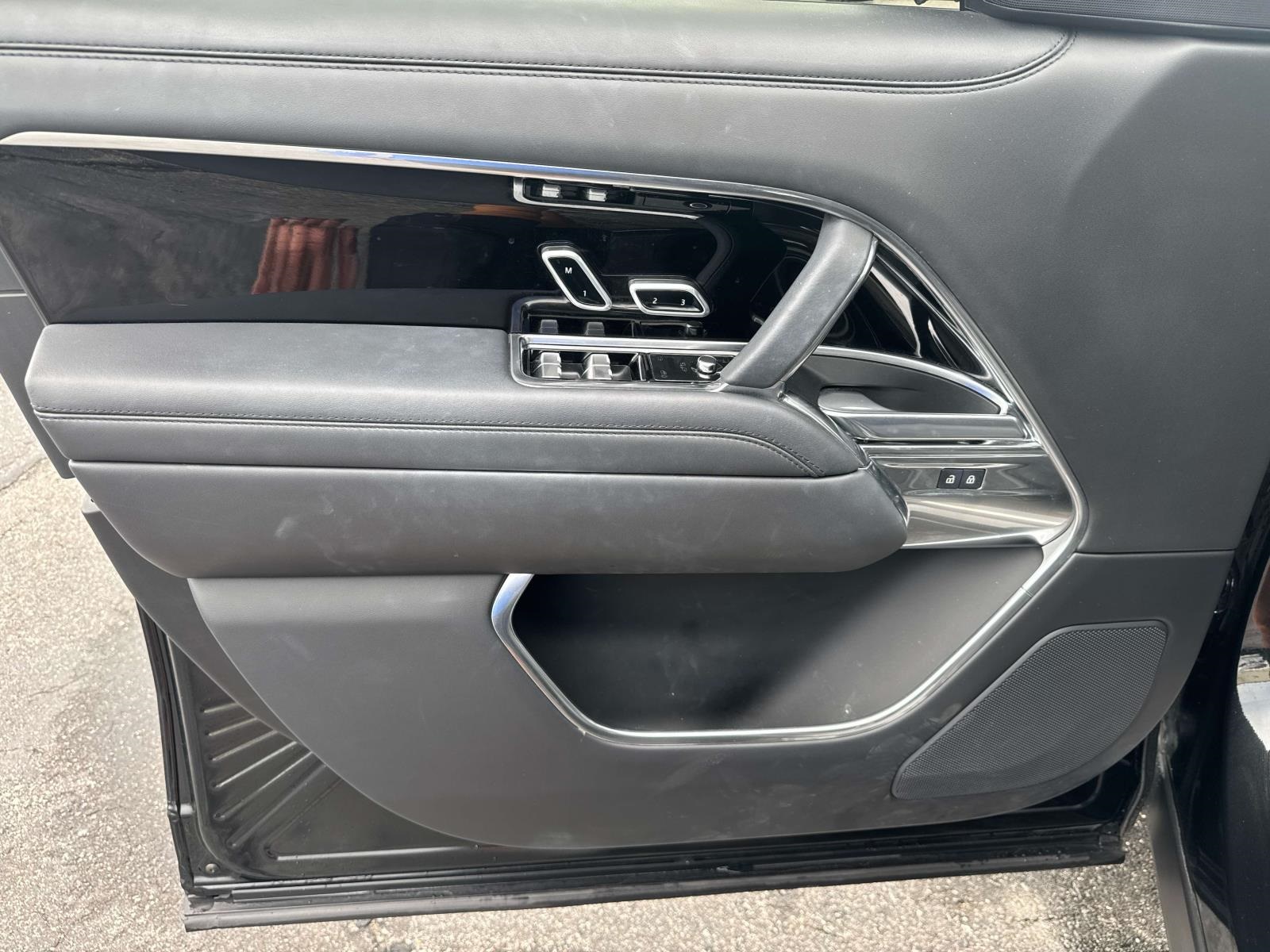 2023 Land Rover Range Rover SE photo 18