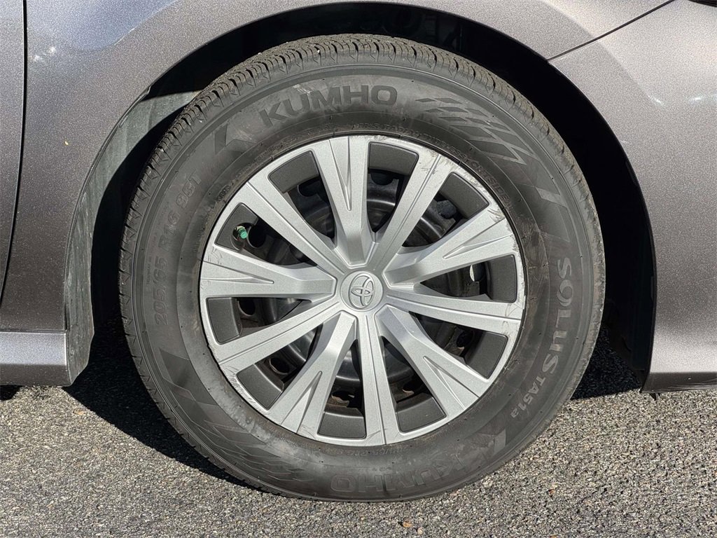 2020 Toyota Camry Hybrid LE photo 22
