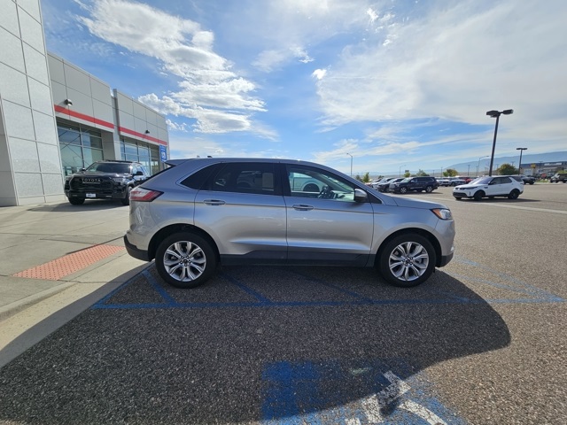 2024 Ford Edge Titanium photo 2