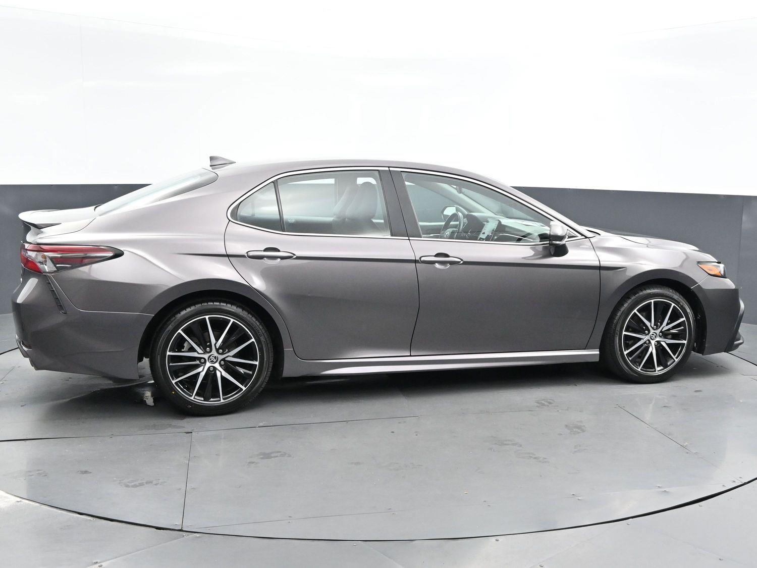 2022 Toyota Camry SE photo 8