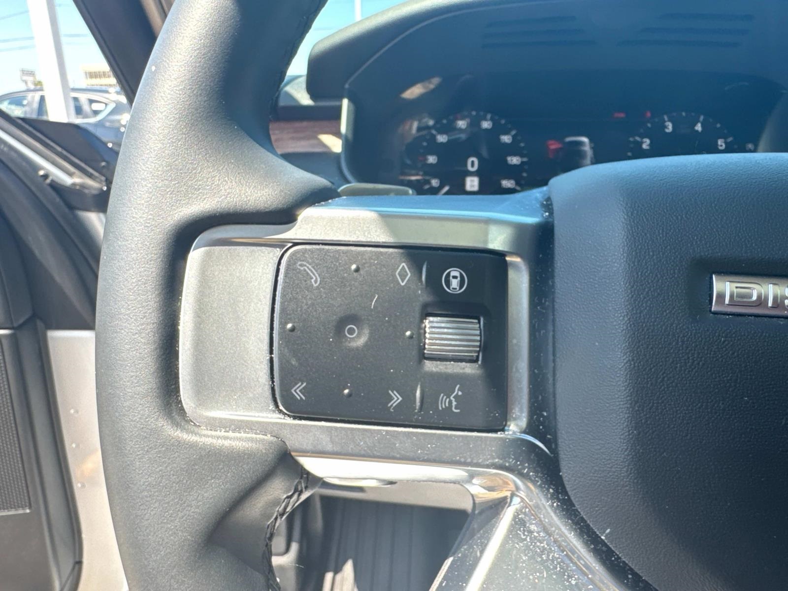 2024 Land Rover Discovery S photo 23