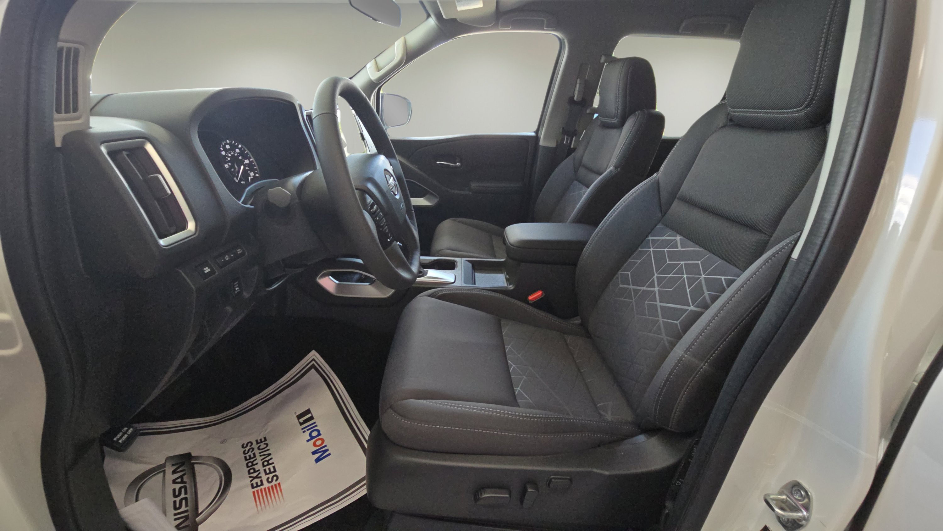 2025 Nissan Frontier SV photo 9