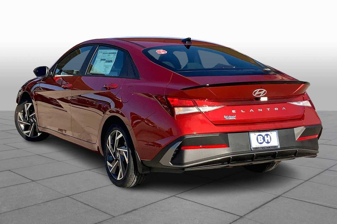 2025 Hyundai Elantra SEL Sport photo 12