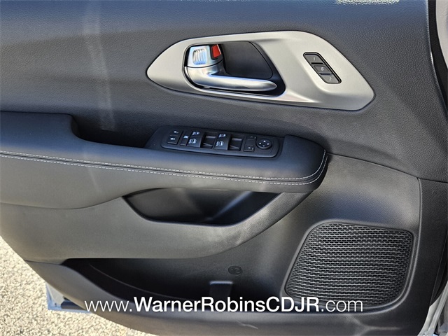 2026 Chrysler Pacifica photo 24