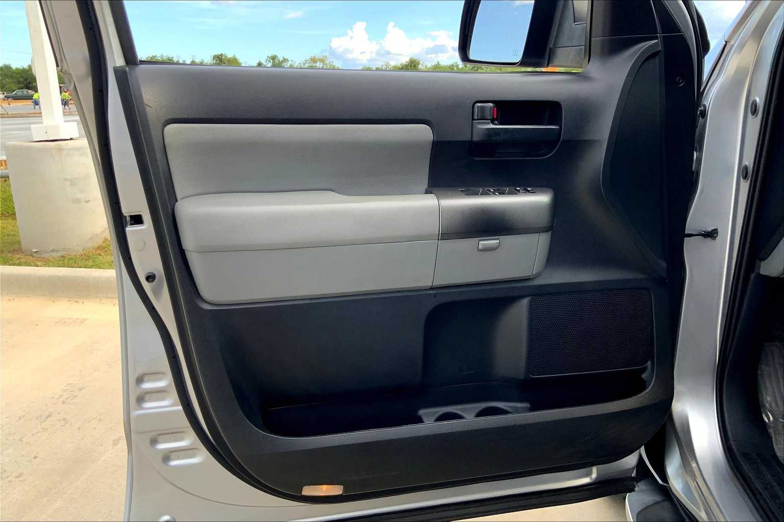 2010 Toyota Sequoia photo 18