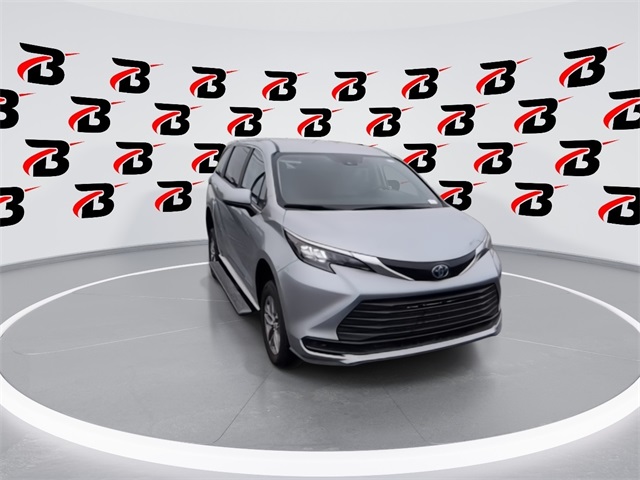 2024 Toyota Sienna LE photo 3