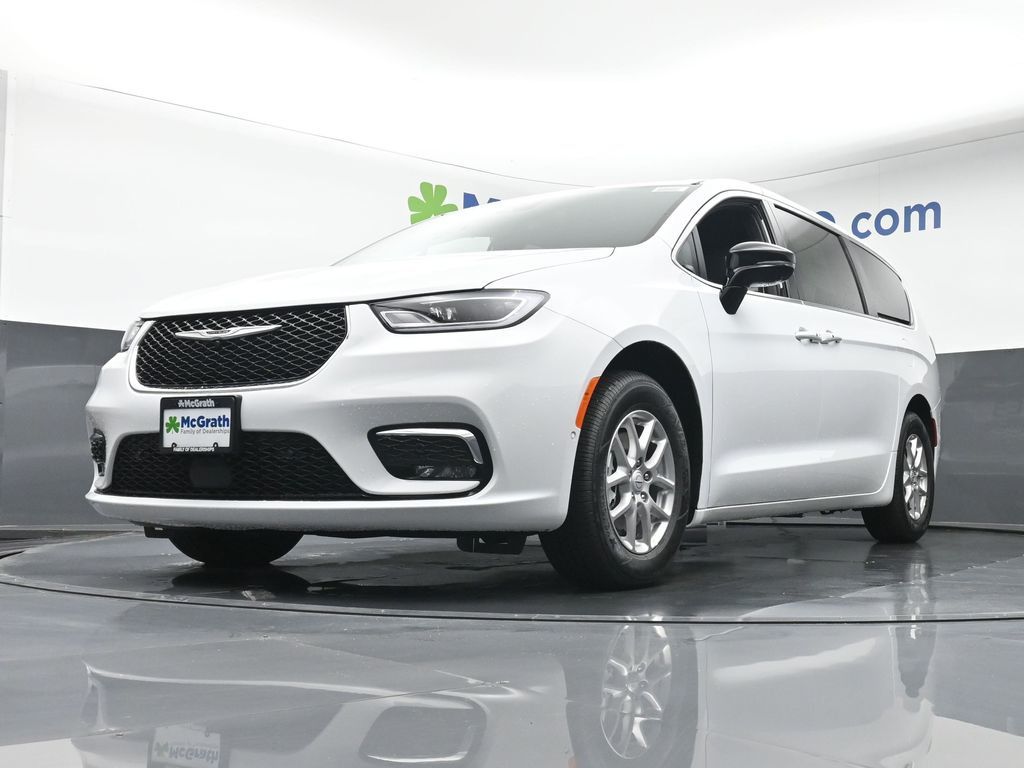 2026 Chrysler Pacifica photo 4
