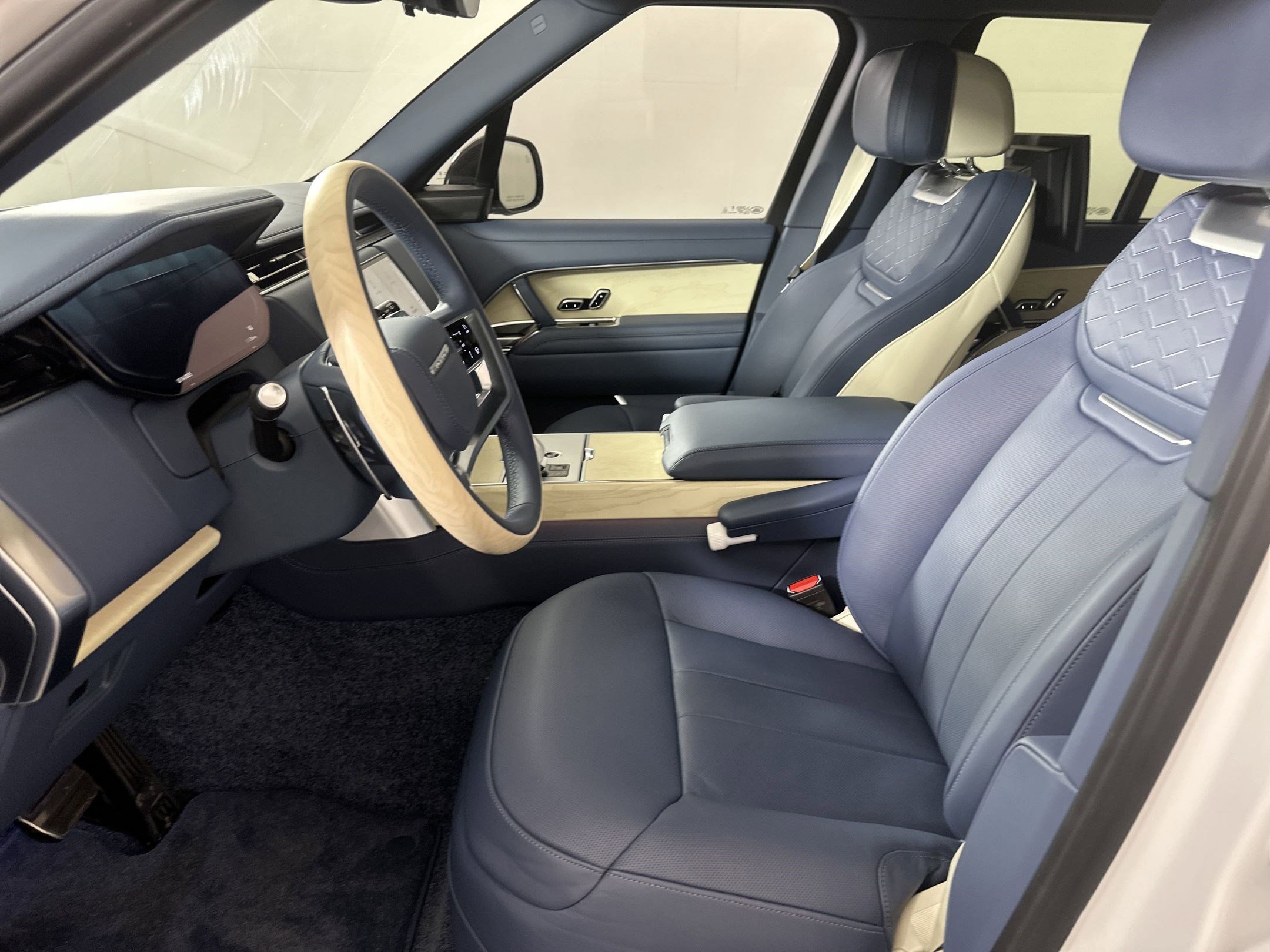 2025 Land Rover Range Rover SV photo 3