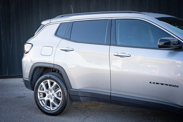 2022 Jeep Compass Latitude Lux photo 6