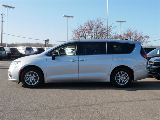 2024 Chrysler Pacifica Touring L photo 3