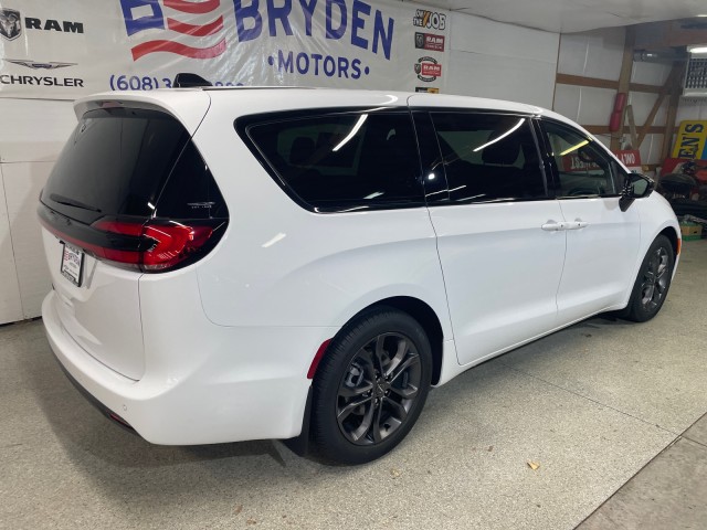 2026 Chrysler Pacifica photo 2