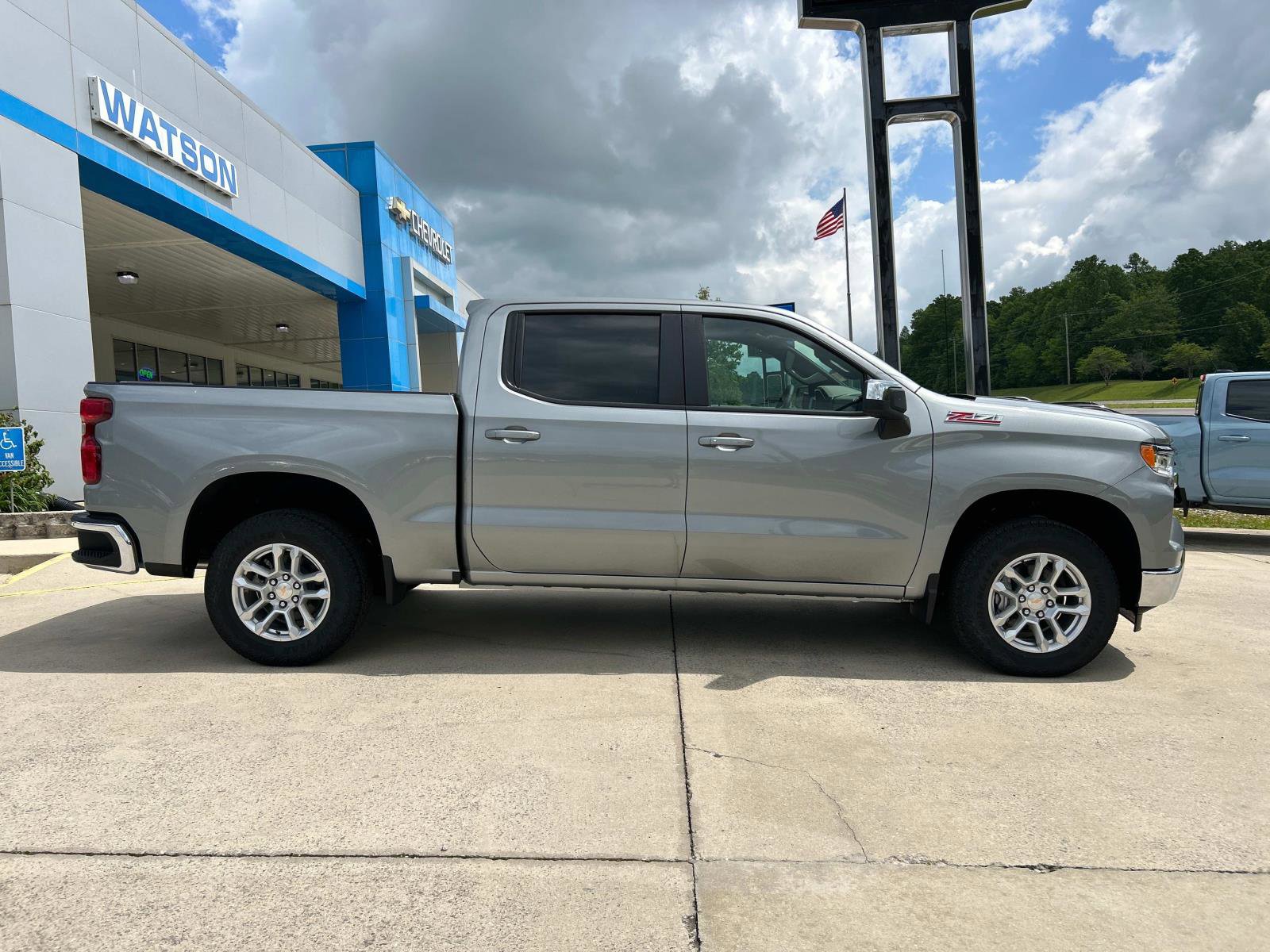 2025 Chevrolet Silverado 1500 LT photo 2