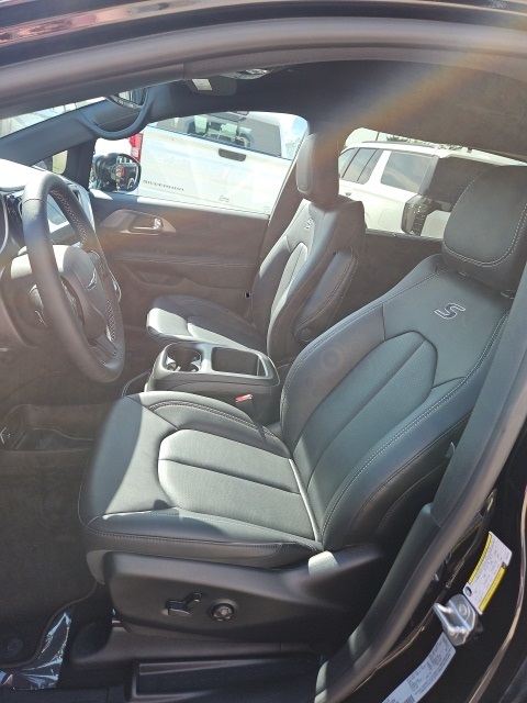 2026 Chrysler Pacifica photo 6