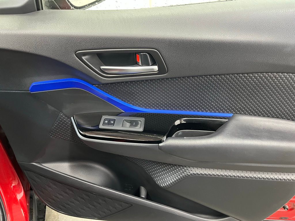 2020 Toyota C-HR XLE photo 10