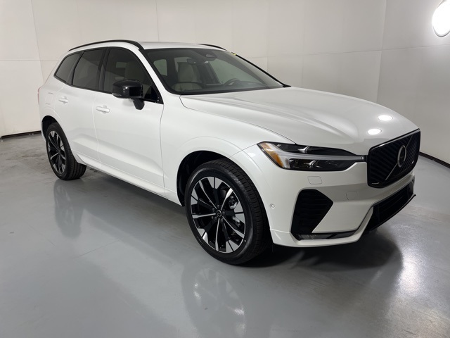 2026 Volvo XC60 B5 Plus photo 2