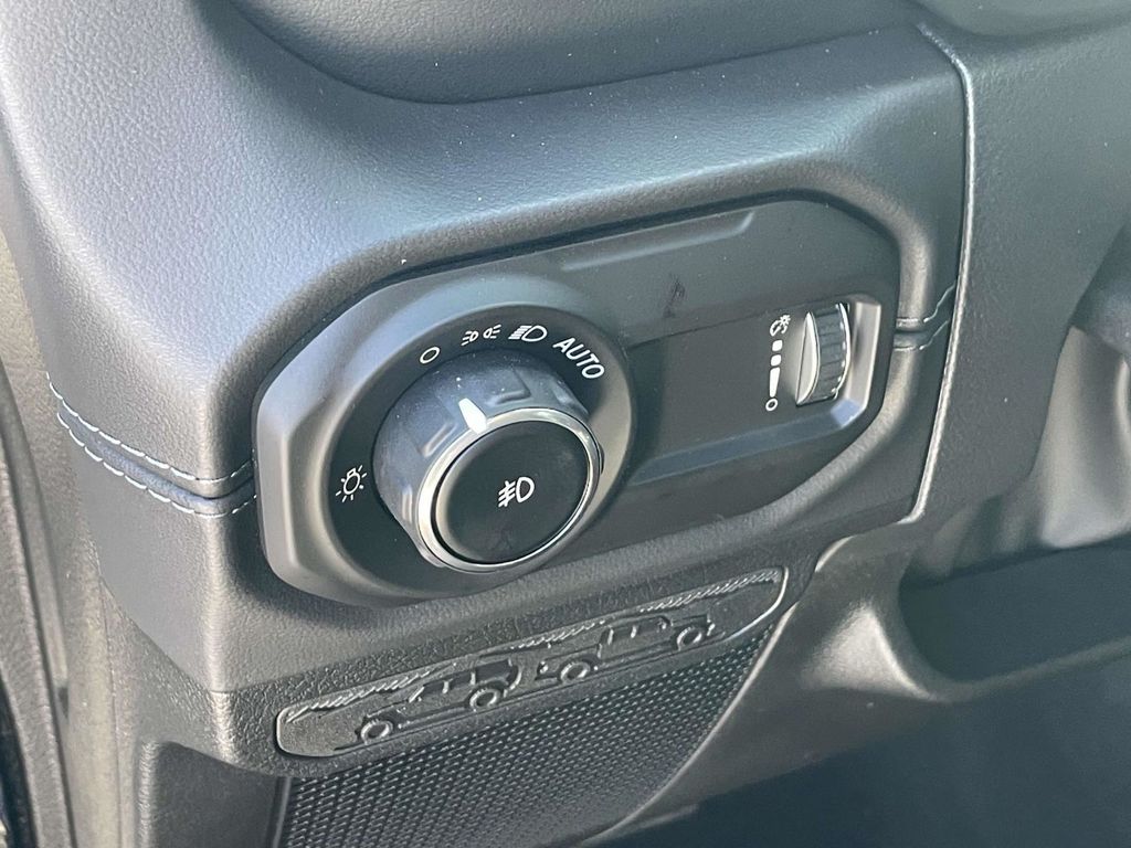 2025 Jeep Wrangler Sahara photo 25