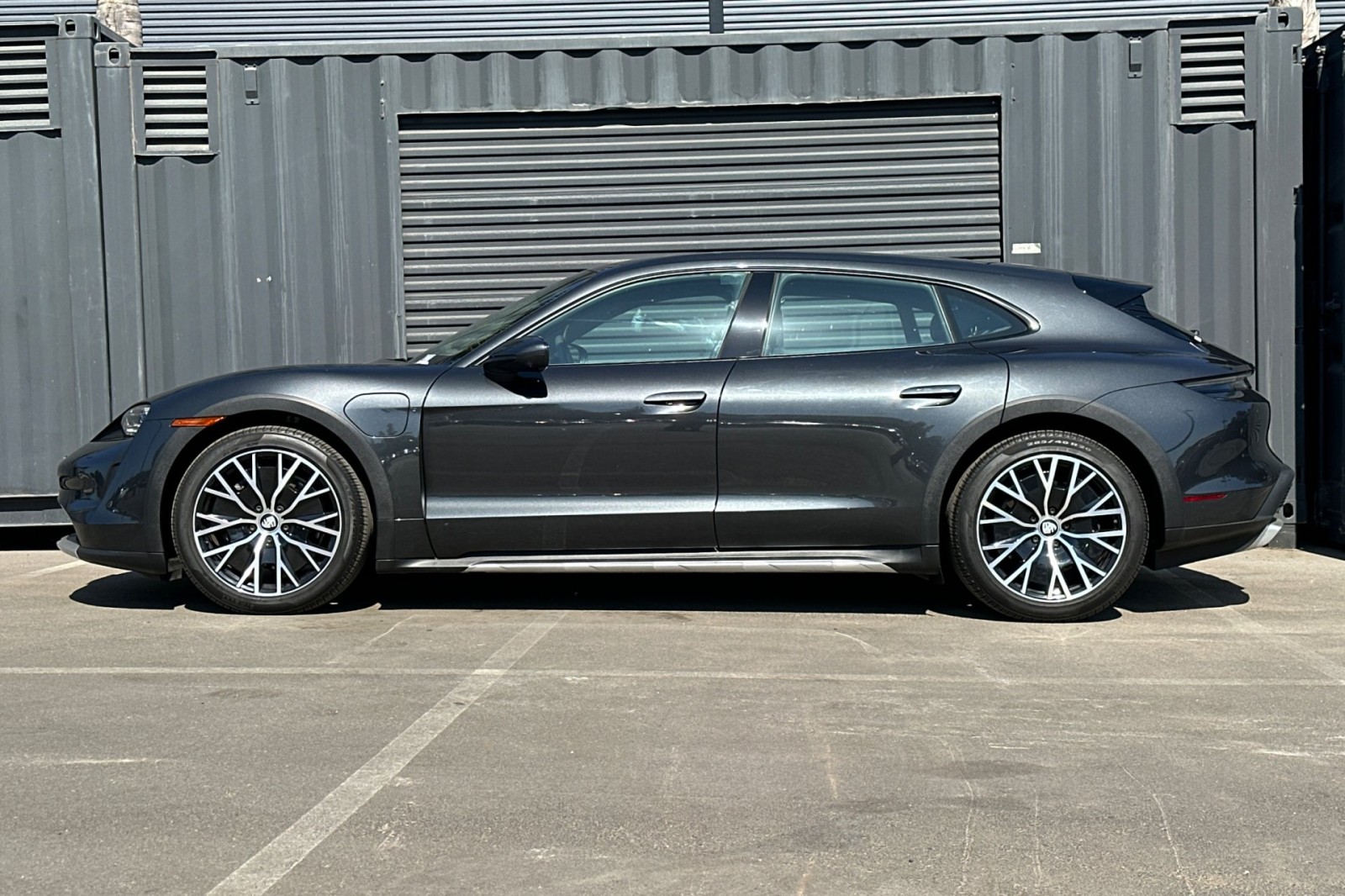 2023 Porsche Taycan 4 Cross Turismo photo 3