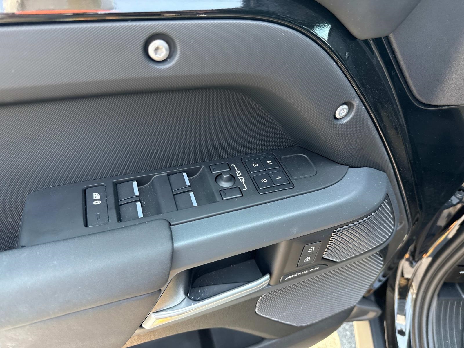 2024 Land Rover Defender 110 X-Dynamic SE photo 18