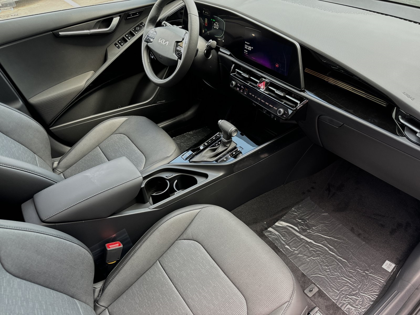 2025 Kia Niro SX Touring photo 17
