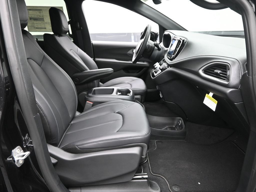 2025 Chrysler Pacifica photo 5
