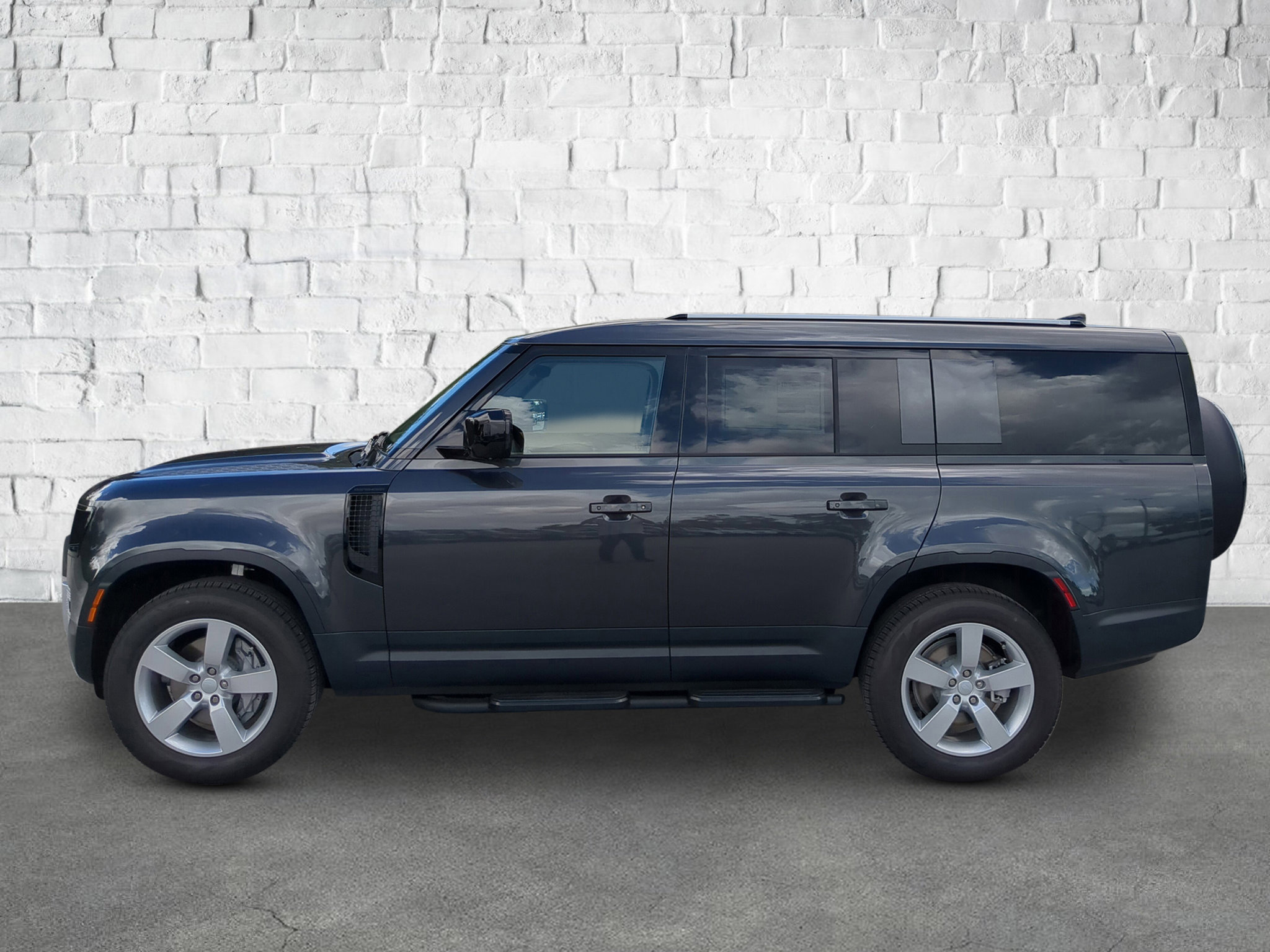 2025 Land Rover Defender 130 S photo 3