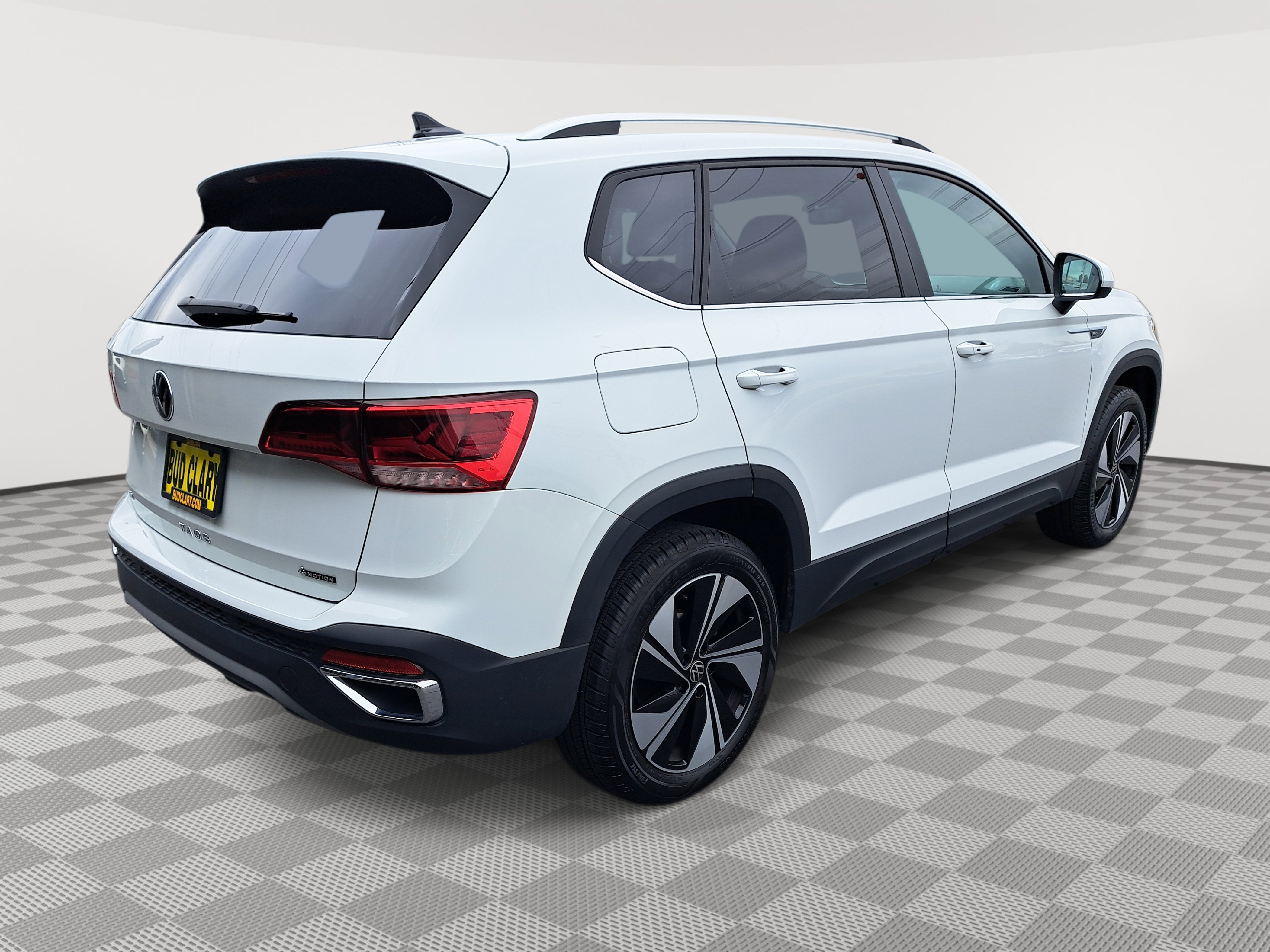 2024 Volkswagen Taos SE photo 2