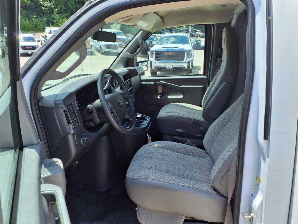 2025 Gmc Savana 3500 Cutaway photo 4