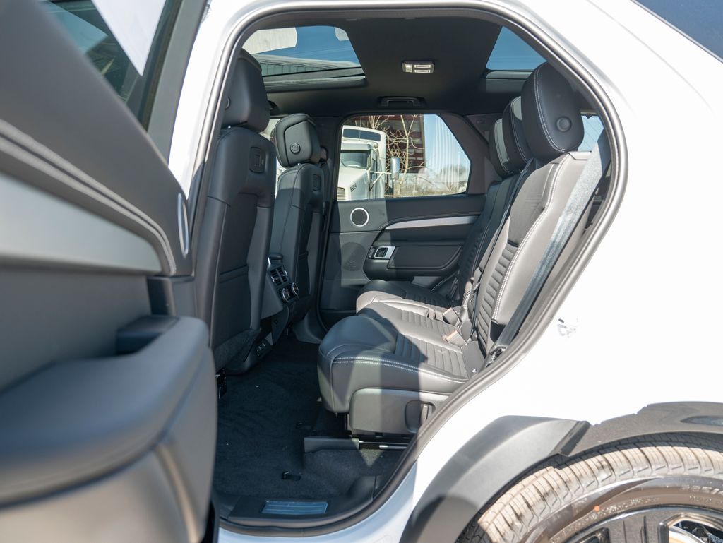 2025 Land Rover Discovery SE photo 16
