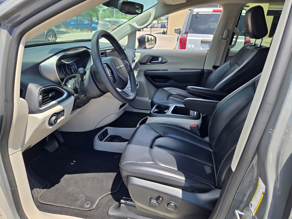 2023 Chrysler Pacifica Touring L photo 18