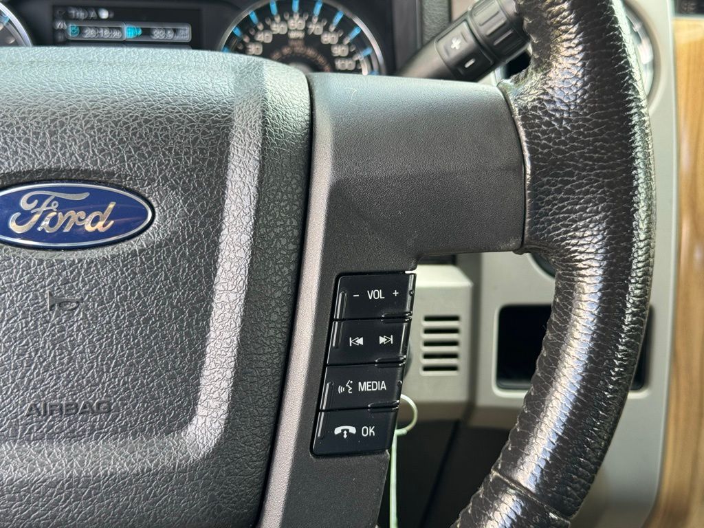 2011 Ford F-150 Lariat photo 26
