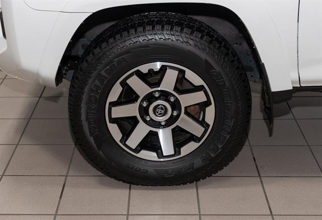2023 Toyota 4Runner TRD Off-Road photo 2