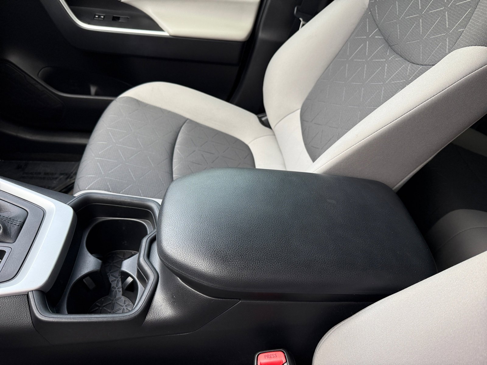 2021 Toyota RAV4 XLE photo 14