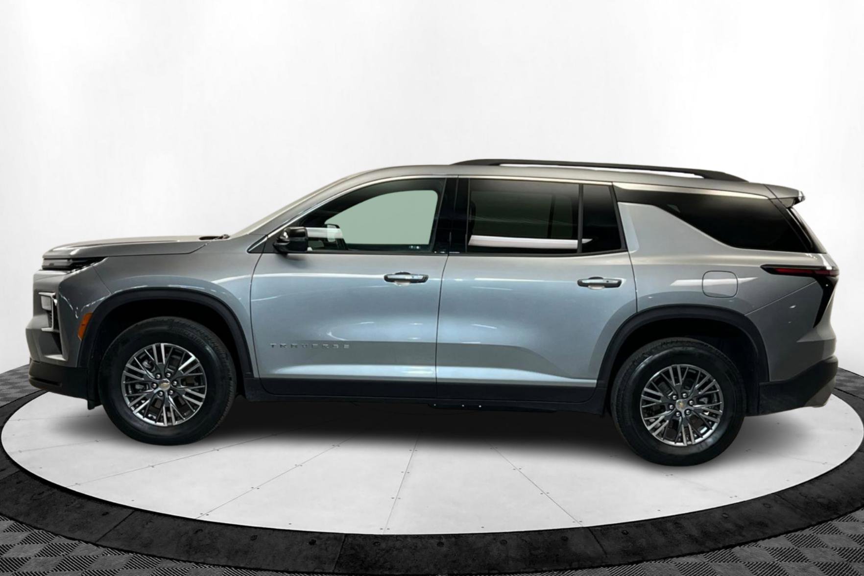 2025 Chevrolet Traverse photo 2