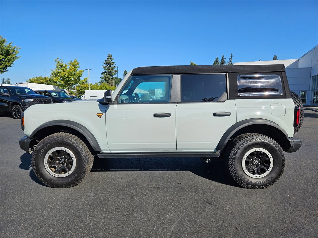 2023 Ford Bronco Badlands photo 2